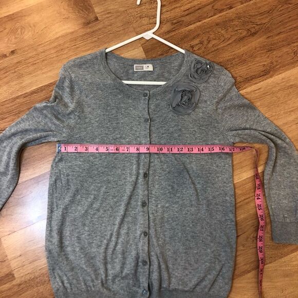 Old Navy Size Medium gray scoop neck cardigan with flower accents at left neck - Picture 12 of 13